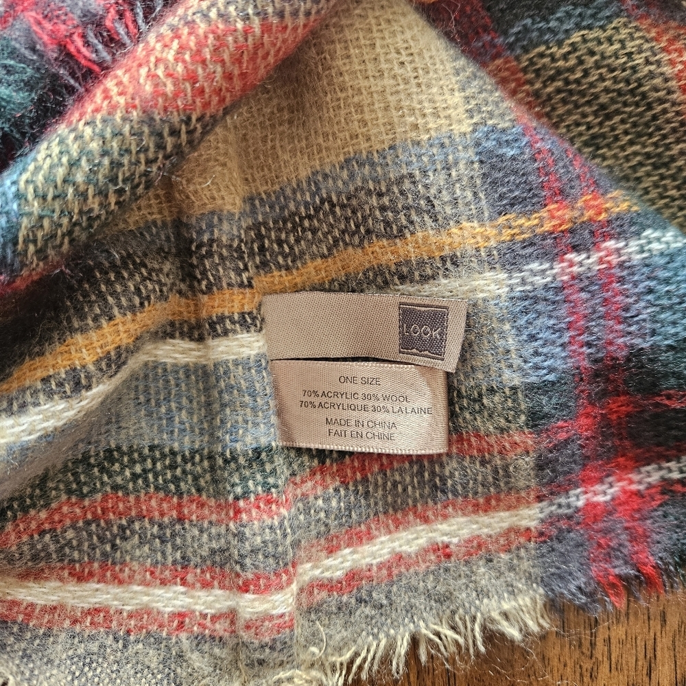 NWOT LOOK Plaid Oversized Round Blanket Scarf - Picture 4 of 7